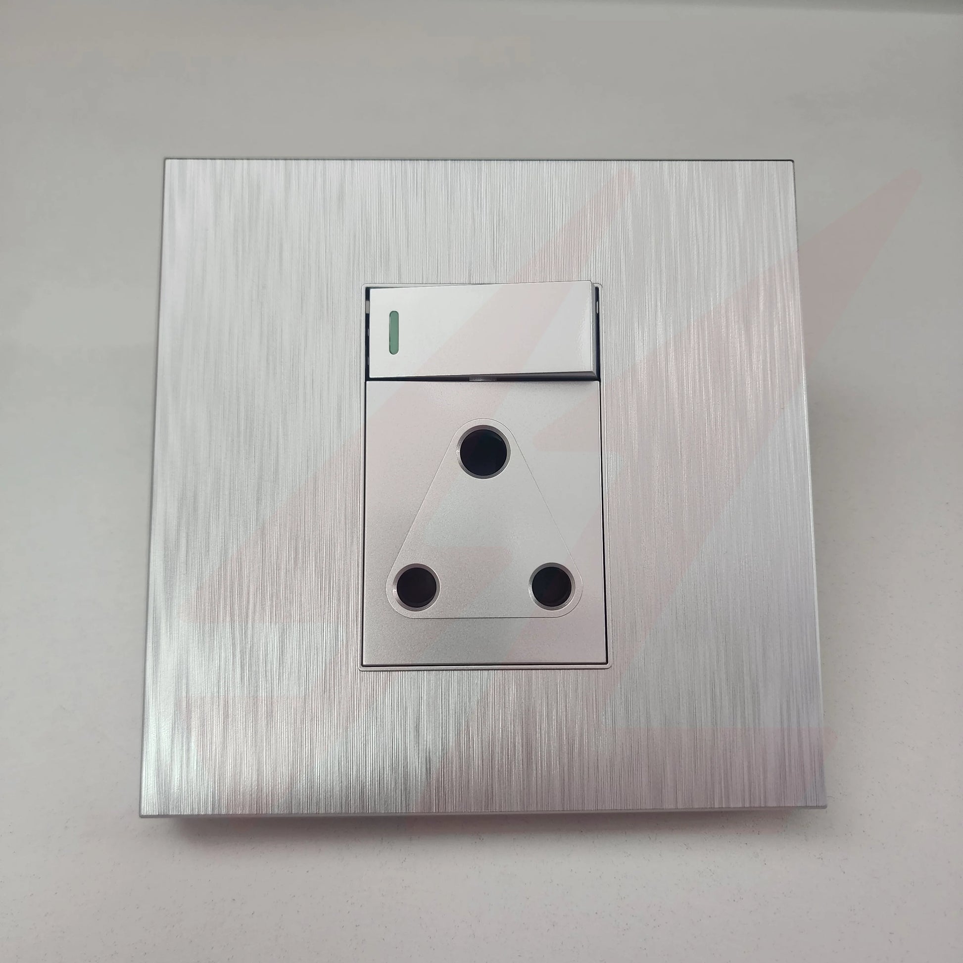 Single Electrical Socket Silver modren Wall Plate design.
Smart Life Lighting & Electrical		
